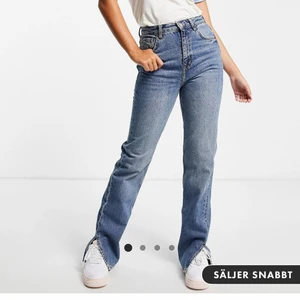 Pull&bear jeans med slits - Pull&bear jeans med slits. Storlek 34, men sitter som storlek 36. Använda några få gånger. Inget fel på själva jeansen, de passade bara inte. Längden var bra för mig som är 173cm, men jag skulle behövt en mindre storlek och därför säljer jag dom. 