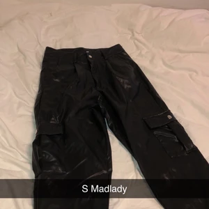 Skinnbyxor - Nuuu snackar vi!!! 🔥🔥Det här ääär världens snyggaste skinnbyxor att ha på fest, sitter otroligt bra på kroppen och formen är perfekt!! Små i storleken!