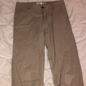 Beiga Chinos  - Dessa beiga chinos sitter verkligen som en smäck!! Superfina byxor som är väldigt bekväma. Passar tyvärr inte mig längre 🥰
