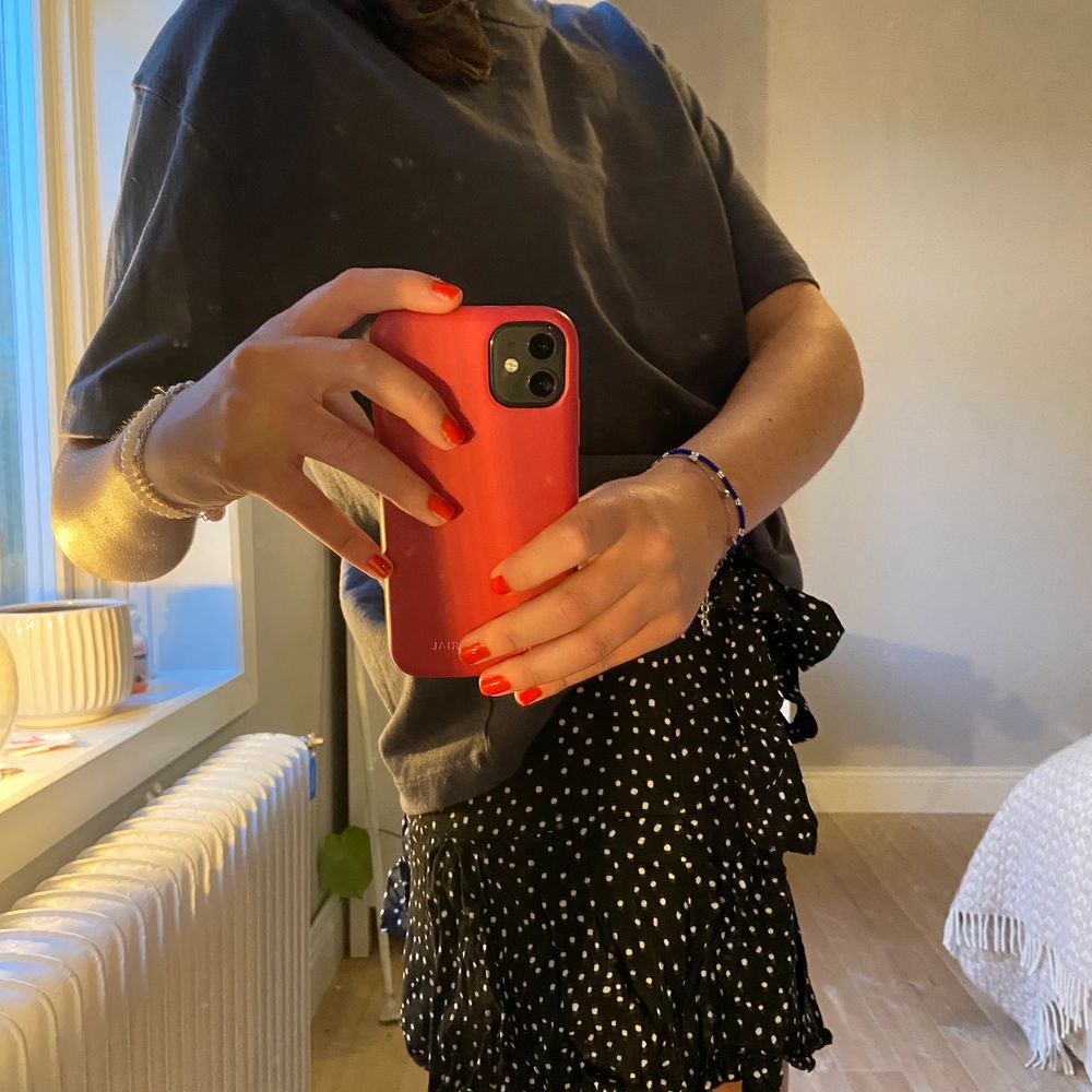 Suoer söt kjol med knytning på sidan/mitten från zara. Lite för liten för mig tyvärr. Storlek xs☺️🙏🏼. Kjolar.