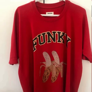 Zadig & Voltaire T-shirt  - Säljer denna super coola t-shirt som är i väldigt bra skick! Köpte här på plick och passade inte mig så bra tyvärr och har därför aldrig använt den. Den är oversized och sjukt snygg bara😊 Köparen står för frakt