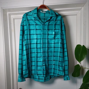 Vintageblus - Turkos vintage-skjortblus i lite glansigt material! Ingen storleksmärkning men bör vara M/L🍀