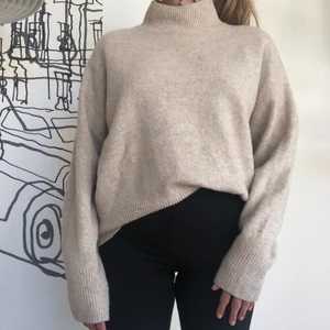 Beige stickad tröja  - En beige stickad tröja i storlek XS, säljer pga får ingen användning för den längre, väldigt bra skick, inte alls stickig 💜 Jag är 1.55 cm. Köparen står för frakt som skickas spårbart!