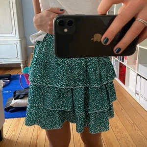 Volangkjol  - En grön supersnygg volangkjol! Möts upp i Stockholm eller fraktar men då står du för frakten😊