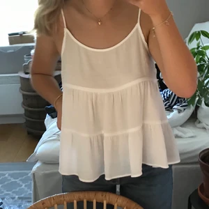 Vit topp - Vit söt topp från hm!💘 (Jag har vanligtvis M)