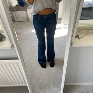 Lågmidjade Jeans - Lågmidjade bootcutjeans i storlek 26. Jag är 170cm och på mig ”släpar” det något i marken som ni ser på bilderna. 300 ink frakt. 