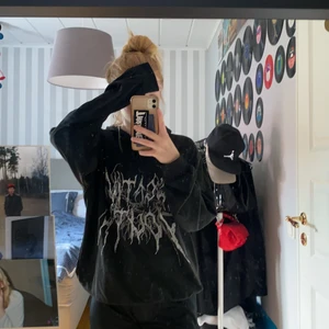 Hoodie  - En skit cool svart hoodie med tryck. Aldrig använd, skriv ifall ni har några frågor. Köparen står för frakten.
