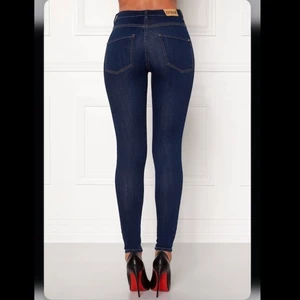 Jeans NYA - OANVÄNDA! Från bubbelroom, nypris 400kr