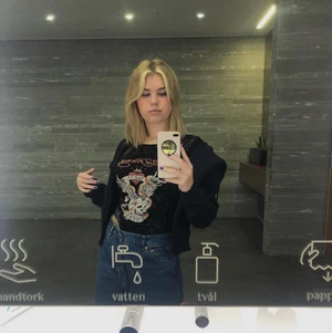 Ed hardy tröja - INTRESSEKOLL!!! Tänkte sälja min ascoola ed hardy tröja då den inte riktigt passar min stil längre!  Den passar S-L då den är stretchig i materialet!  Tröjan är i väldigt bra skick, knappt använd! Buda i kommentarerna!😊 (säljes endast vid bra bud)