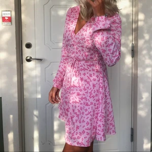  Klänning - Blommig klänning köpt från Nelly, strl 36