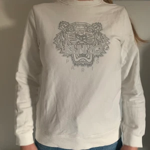 kenzo tröja  - Säljer denna coola kenzo tröja. Använd 1 gång och säljs därför för 399kr. Nypris är ungefär 800kr. Storleken är 16 A och passar en xs/s. Köparen står för frakt♥️