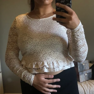 Spett vit tröja  - Säljer min spett tröja i färgen vit från H&M storlek M.    