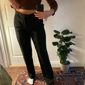 Kostymbyxor - Kostymbyxor köpta på herravdelningen secondhand⭐️ storlek står inte men på mig som vanligtvis har str M sitter de lite stort i midjan⭐️