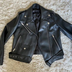 Skinnjacka från zara - Supersnygg och trendig jacka från zara. Använd flertalet gånger men skicket är som nytt. Väldigt varm och sitter bra över sweatshirts/hoodies – perfekt inför höst/vinter! Frakt är exkluderat i priset, meddela mig för vidare info eller frågor🥰 BUDGIVNING, den med högsta pris på fredag 20.00 får köpa jackan!  