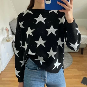 Stickad tröja med stjärnmönster - Superfin slutsåld stickad tröja från märker OVS med söta slitsar på sidorna!❤️❤️ Helt ny, endast testad - perfekt inför hösten🌟 Är inte helt säker på att sälja så buda gärna i kommentarerna å tveka inte att höra av er vid frågor!☺️❤️ Barnstorlek 170 men passar XS-M. Jag står för 16kr av frakten så räkna med att det tillkommer en spårbar frakt på 50kr❤️❤️