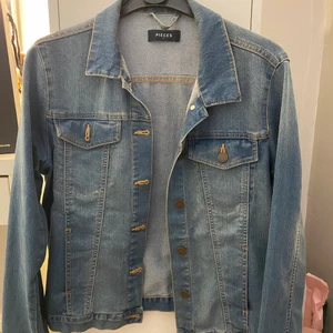 Jeansjacka - Jeansjacka storlek S. Frakt tillkommer 🚚 Buda!! 🤍