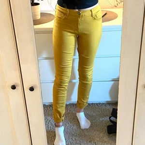 Jeans - Senapsgula jeans från Only. Storlek 34💛 