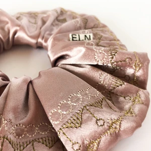 Broderad satinscrunchie  - Rosagrå broderad scrunchie i underbart mjuk satintyg! Vacker som ett smycke och håller upp även tjockt hår. 