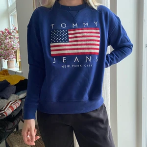 Tommy Hilfiger, Tommy jeans collagetröja - Collagetröja från Tommy hilfigers ”Tommy jeans”, sparsamt använd, tryck är insytt (kommer ej försvinna i tvätten). Betalning via swish 🇺🇸