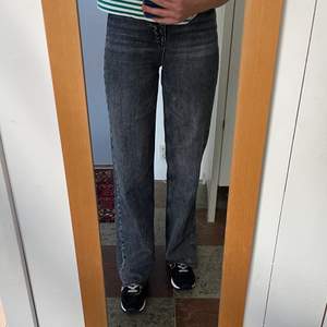 Säljer dessa fina high rise full length jeans från zara i en super fin grå svart färg. Fortfarande bra skick. Ej avklippta! ✨ Skriv privat om du vill köpa! 