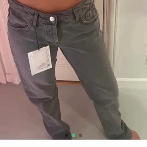 Gråa Zara Jeans - 💙‼️INTRESSEKOLL‼️💙 De populära zara jeansen som ej finns kvar på deras hemsida. Får jag ett bra bud så säljer jag dom. Alla bilder är lånade!!!!!! Köp direkt för 800kr (frakten räknas in i priset om du köper de direkt)  🥰