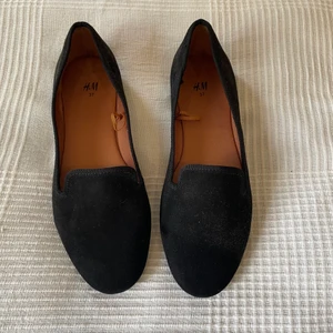 Svarta ballerinaskor - Svarta ballerinaskor från H&M, strl 37. Aldrig använda, endast testade. Köpare står för frakt