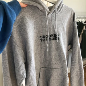 Hoodie från Asos - Supercool hoodie från asos men som tyvärr inte kommer till så stor användning. Den är lite nopprig på vissa ställen men inget som syns, den är sparsamt och knappt använd! Den är från man avdelningen så sitter overzised på mig