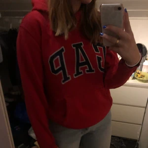 Röd GAP hoodie❤️ - Säljer min brorsas GAP hoodie. Vet inte vad original priset är men säljer för 185 inkl frakt❤️