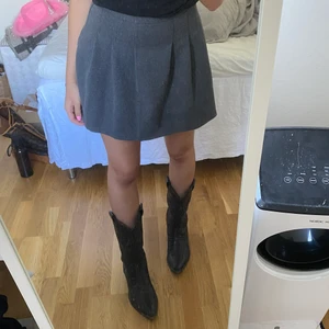 Cool kjol❣️ - Kjol från Zara. Den är från barnavdelningen i storlek 152 men skulle säga att den passar någon som är xs❤️‍🔥