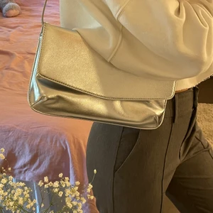 Väska - As cool silvrig väska från esprit. Använd Max 3 gånger! 💕