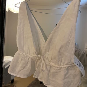 Topp från bikbok  - Helt oanvänd med lappen kvar. Storlek xs men passar större storlekar då man knyter den själv fram. 