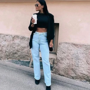 Nya vida jeans  - Säljer mina helt nya jeans från Madlady, de formar kroppen jättefint. Säljer de eftersom jag råkade köpa en förstor storlek och har ryckt av lapparna. OBS, bilderna är lånade eftersom då de är för stora för mig.🤍 Nypris, 550kr. Storlek 38. Passar folk mellan 155-165.