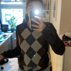 Brun tröja med rutor från Åhléns  - Brun stickad tröja från Åhléns som passar väldigt bra nu när det är höst. Säljer eftersom att den inte används längre. ❤️Storleken på tröjan är Small men funkar som en medium också. 