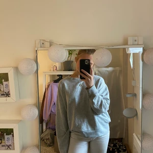 Grå sweatshirt - Storlek S men oversized, otroligt skön!🥰