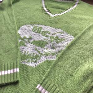 Säljer nu min gröna sweater från shein! Använd 3-4 gånger, inga defekter! Jag bjuder på frakten!💕 