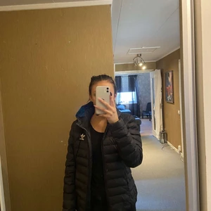 Adidas dunjacka  - Använd en vinter, säljer för att jag inte har någon användning för den. Inget fel på jackan som nyskick! 
