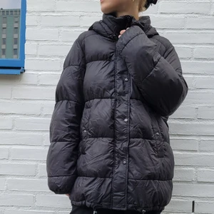 Dunjacka i fint skick🖤 - Säljer en jättefin tjock dunjacka i jättefint skick som kan änvändas vid både höst och vinter. Den är köpt ifrån zara och är i storlek XS men passar även S då den är ganska stor/luftig. Nypris var ca 1000 kr men jag sänker den till 230 kr inkl frakt då den har varit använd en säsong och vill få den såld!