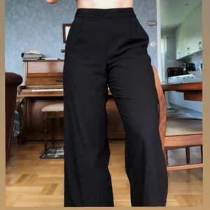 Kostymbyxor  - Nypris 400kr. Superfina och bekväma oversized kostymbyxor som har resår baktill som gör att det sitter bra tajt i midjan. De går över skorna. Jag är 168 cm för referens. (Storlek M/32 cm i benen) Säljer då jag har ett par som sitter bättre på mig än dessa!💜 Köpt är köpt och köpare står för frakt. 