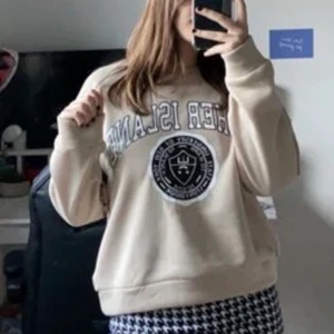 snygg sweatshirt - alltså hur snygg är inte denna sweatshirt!! bilderna är lånade då jag är sämst på att ta bilder som sagt. Blir enkelt nopprig då det är 100% polyester, men inte överdrivet men lite nopprig är den. Väldigt trendig och matchar till väldigt mycket!! 