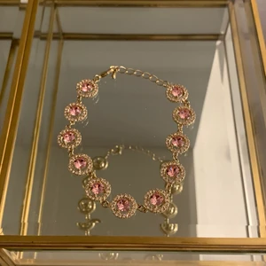 Lily and Rose armband  - Säljer Lily and Rose armband för 300kr, nypris 999kr. Har inte förpackningen kvar! 💞💞