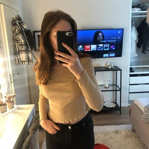 Beigh långärmad tröja - Säljer denna beiga tröja, nästan aldrig använd. (Frakt 50kr)