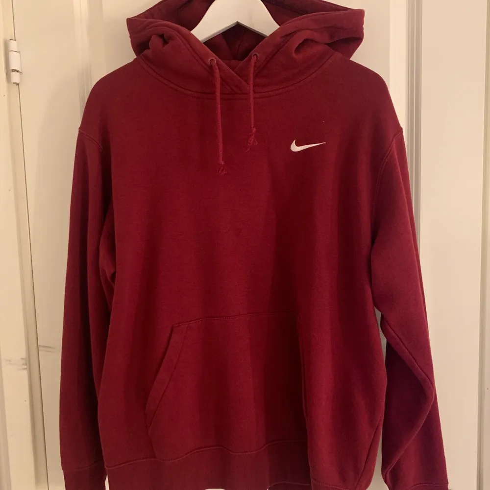 Nike hoodie i en mörk röd färg. Använd endast 1-2 ggr, så den är i väldigt fint skick. Storlek M.. Hoodies.