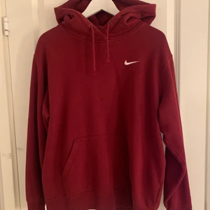 Nike hoodie - Nike hoodie i en mörk röd färg. Använd endast 1-2 ggr, så den är i väldigt fint skick. Storlek M.