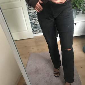 Svarta Lee jeans med en loose passform, raka i benen med ett hål på högra knät. Skulle tippa på att de är en storlek medium. Skitsnygga att ha till vardags eller styla upp med exempelvis klackar 