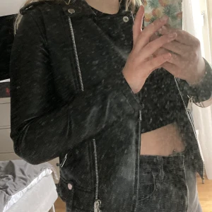 Skinnjacka Mango - Säljer min skinnjacka från mango i storlek S då den ej används längre. Den ganska använd men även i fint skick. Den har fickor med dragkedja vid sidan💕 Säljer den för 150 kr + frakt🤍 