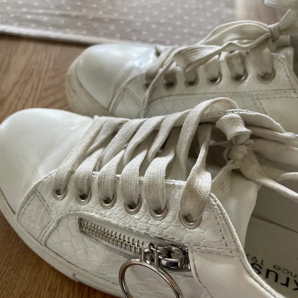 Säljer nu mina vita sneakers med silver detaljer eftersom det inte kommer till användning längre. Har använt dom några gånger. Skulle säga att det är storlek 37 men funkar till dom som vanligtvis har 38 också. . Skor.
