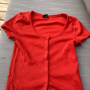 Röd topp med knappar ❤️ - Superfin topp! Superbra skick❤️                                     Frakt tillkommer! ☺️