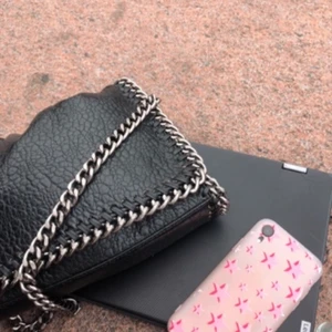 Väska - Super fin Stella McCartney liknande väska! Köparen står för frakt❤️ köp direkt för 300 inkl frakt