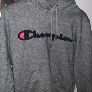 Champion hoodie  - Grå super skön hoodie från champion. Aldrig använd 🌸 Den är storlek xs och är köpt på jd sports, tror att det är en unisex tröja så passar även till killar. 