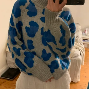 Jättefin och skön tröja - Superfin och jätteskön tjocktröja från hm. Jättebra material och nästan som ny. Är i storlek ca men skulle säga att den är som en S. Frakt tillkommer💞